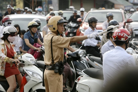 Vào giờ cao điểm thường xuyên có 3, 4 CSGT và rất nhiều lực lượng khác hỗ trợ điều khiển đi lại.