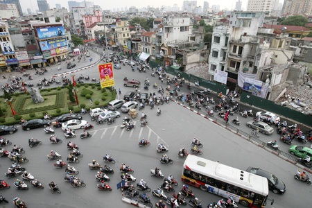 Dòng xe di chuyển qua vị trí có Đàn Xã Tắc.