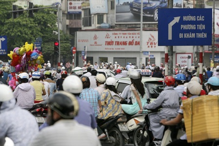 Dòng xe di chuyển qua vị trí có Đàn Xã Tắc.