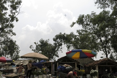 Chợ nằm trên cánh đồng thôn Thanh Nhàn, xã Thanh Xuân, huyện Sóc Sơn, Hà Nội.