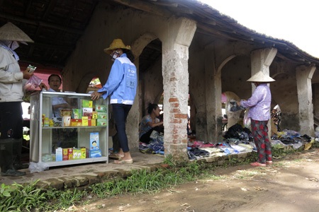 Chợ phiên dưới những chuyến bay - 8 Ngoài thực phẩm, chợ bán đủ loại mặt hàng khác, kể cả thuốc chữa bệnh.