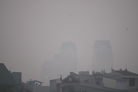 Khói đang làm gia tăng cái nóng cho thành phố vốn có quá nhiều hiệu ứng làm nóng của con người.