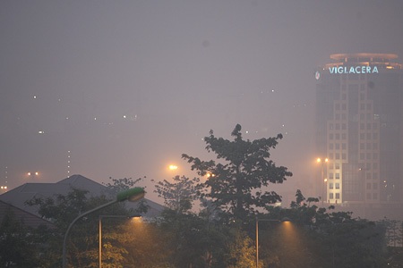 Khói đang làm gia tăng cái nóng cho thành phố vốn có quá nhiều hiệu ứng làm nóng của con người.