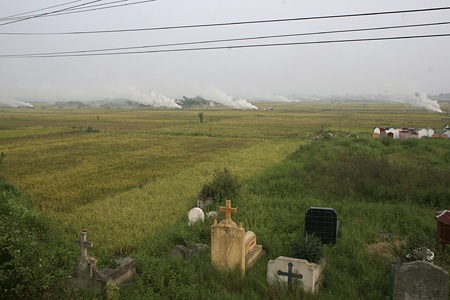 Cảnh mù mịt vì khói trên cánh đồng khi vào vụ gặt.