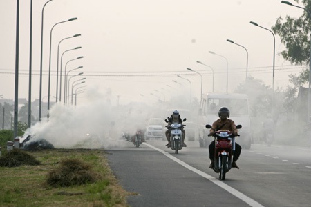 Nhiều đám cháy khói bốc mù mịt rất ảnh hưởng đến tầm nhìn của người đi đường.