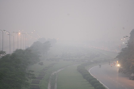 Khói trên Đại lộ Thăng Long.