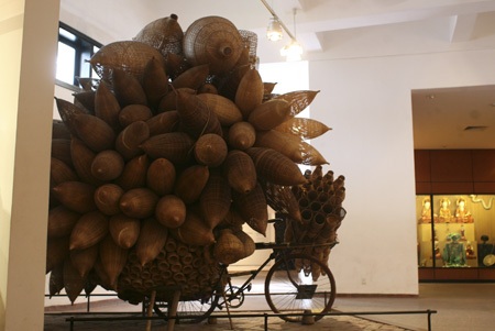 Vì sao bảo tàng Dân tộc học Việt Nam lọt top 6 hấp dẫn nhất châu Á? - 1 Xe đạp trở đó của đồng bào miền Bắc.