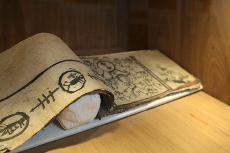 Vì sao bảo tàng Dân tộc học Việt Nam lọt top 6 hấp dẫn nhất châu Á? - 14 Sách chữ tượng hình.