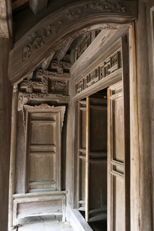 Vì sao bảo tàng Dân tộc học Việt Nam lọt top 6 hấp dẫn nhất châu Á? - 3 Các hoa văn trang trí trạm trổ phức tạp trên gỗ.