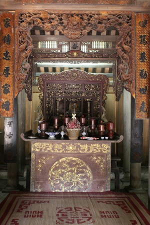 Vì sao bảo tàng Dân tộc học Việt Nam lọt top 6 hấp dẫn nhất châu Á? - 6 Các khách tham quan đang quan sát chiếc giếng khơi của người Việt.