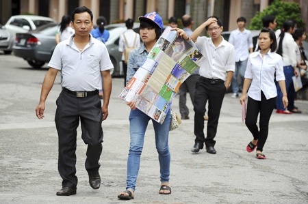 Chùm ảnh: Làm thủ tục trước thi, sĩ tử lo lắng - 1 Các thí sinh đến làm thủ tục từ sớm tại trường Đại học Luật Hà Nội.