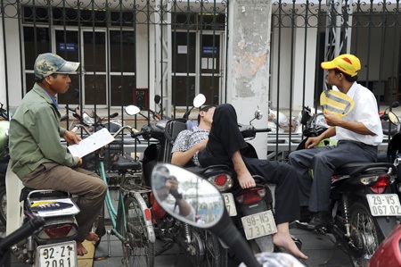 Chùm ảnh: Làm thủ tục trước thi, sĩ tử lo lắng - 10 Một vài phụ huynh khá thoải mái ở bên ngoài chờ con.