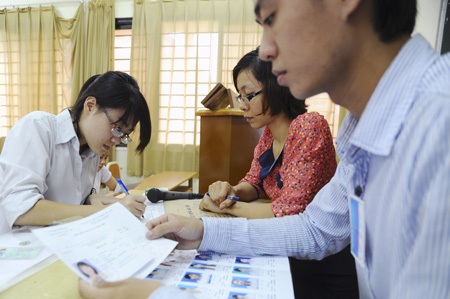 Chùm ảnh: Làm thủ tục trước thi, sĩ tử lo lắng - 3 Các thí sinh bắt đầu vào phòng làm thủ tục.