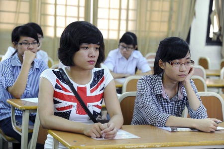 Chùm ảnh: Làm thủ tục trước thi, sĩ tử lo lắng - 5 Tâm trạng các thí sinh khá lo lắng trong buổi sáng làm thủ tục trước thi.