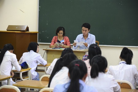 Chùm ảnh: Làm thủ tục trước thi, sĩ tử lo lắng - 6 Một sô phụ huynh kéo vào tận cửa phòng chờ con.