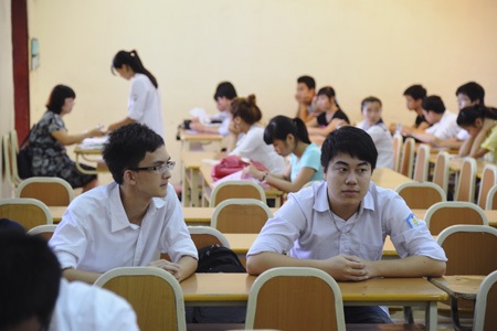 Chùm ảnh: Làm thủ tục trước thi, sĩ tử lo lắng - 7 Một sô phụ huynh kéo vào tận cửa phòng chờ con.