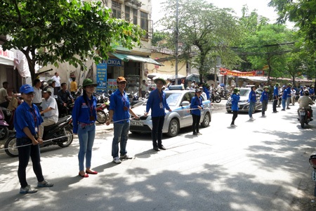 Sinh viên tình nguyện lăn lộn giúp sức thí sinh - 1 Sinh viên tình nguyện lăn lộn giúp sức thí sinh