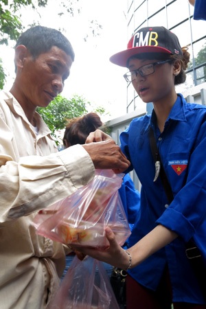 Sinh viên tình nguyện lăn lộn giúp sức thí sinh - 11 Một suất cơm được ân cần đưa cho người nhà thí sinh.