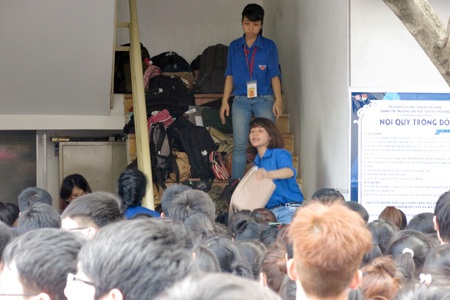Sinh viên tình nguyện lăn lộn giúp sức thí sinh - 12 Đây là khu vực trông đồ cho thí sinh.