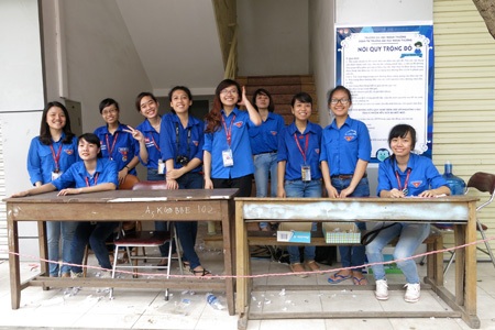 Sinh viên tình nguyện lăn lộn giúp sức thí sinh - 13 Những thiên thần áo xanh của Đại học Ngoại thương.