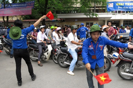 Sinh viên tình nguyện lăn lộn giúp sức thí sinh - 3 Trợ giúp CSGT và hướng dẫn thí sinh di chuyển tránh ùn tắc.