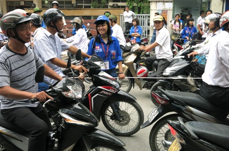 Sinh viên tình nguyện lăn lộn giúp sức thí sinh - 4 Một bóng xanh của trường đứng làm giải phân cách.