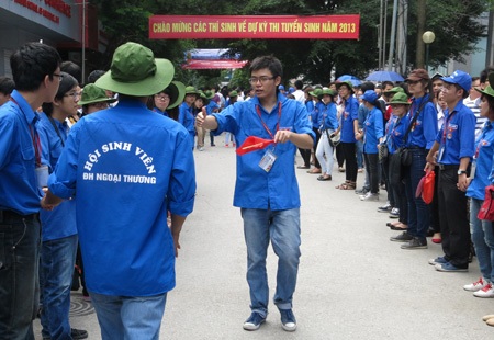 Sinh viên tình nguyện lăn lộn giúp sức thí sinh - 5 Các áo xanh luôn chân tay tận tình trong việc giúp đỡ thí sinh và người nhà.