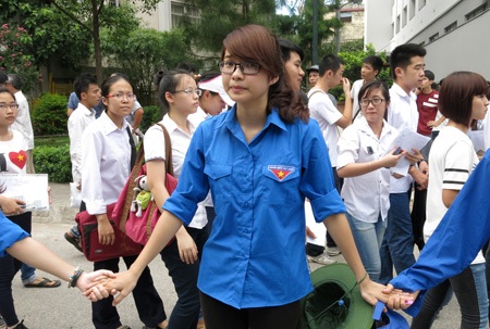 Sinh viên tình nguyện lăn lộn giúp sức thí sinh - 7 Một vẻ đẹp của nữ sinh.