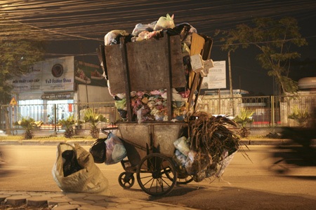 Những xe rác tự chế “đặc biệt” ở thủ đô - 1 Một chiếc xe chở rác với chiều cao được cải tiến đã đầy rác ngất nghểu trên đường.