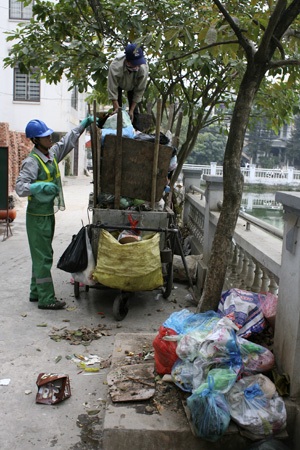 Những xe rác tự chế “đặc biệt” ở thủ đô - 11 Những chiếc xe no rác được tập kết trên phố chờ ô tô đến thu gom