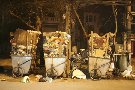 Những xe rác tự chế “đặc biệt” ở thủ đô - 12 Những chiếc xe no rác được tập kết trên phố chờ ô tô đến thu gom