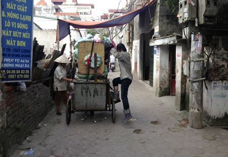 Những xe rác tự chế “đặc biệt” ở thủ đô - 2 Người ta lắp thêm gậy tạo thành quách cho xe.