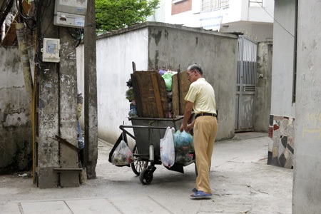 Những xe rác tự chế “đặc biệt” ở thủ đô - 7 Xe còn được chế thêm nhiều móc treo xung quanh.