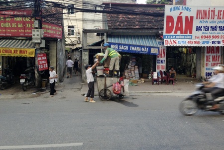 Những xe rác tự chế “đặc biệt” ở thủ đô - 8 Một xe rác trên đường phố Hà Nội.