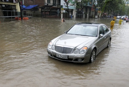 Mưa kinh hoàng, Hà Nội “chìm nghỉm” - 11 Những chiếc ô tô không vượt qua nổi đoạn đường ngập.