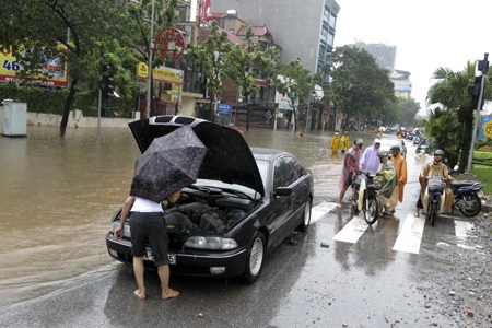 Mưa kinh hoàng, Hà Nội “chìm nghỉm” - 12 Những chiếc ô tô không vượt qua nổi đoạn đường ngập.