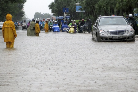 Mưa kinh hoàng, Hà Nội “chìm nghỉm” - 14 Những chiến sĩ CSGT cũng rất vất vả điều tiết giao thông tại nhưng nơi ngập nặng.