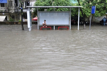 Mưa kinh hoàng, Hà Nội “chìm nghỉm” - 16 Các bến xe buýt tê liệt.