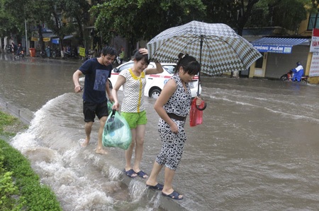 Mưa kinh hoàng, Hà Nội “chìm nghỉm” - 17 Ngập nước dưới gầm cầu vượt đường Láng Hạ.