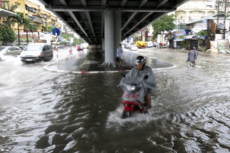 Mưa kinh hoàng, Hà Nội “chìm nghỉm” - 18 Ngập nước dưới gầm cầu vượt đường Láng Hạ.