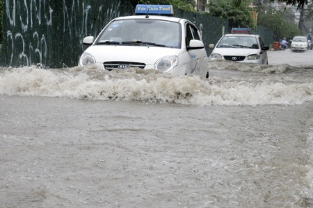 Mưa kinh hoàng, Hà Nội “chìm nghỉm” - 5 Rất nhiều xe máy chết máy giữa đoạn nước ngập và phải nhờ sự giúp đỡ.