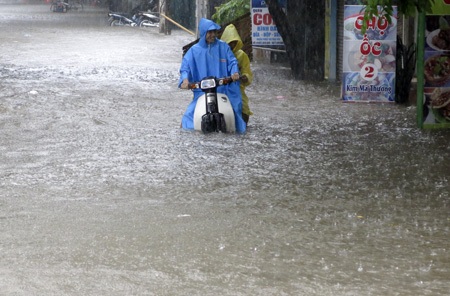 Mưa kinh hoàng, Hà Nội “chìm nghỉm” - 6 Rất nhiều xe máy chết máy giữa đoạn nước ngập và phải nhờ sự giúp đỡ.