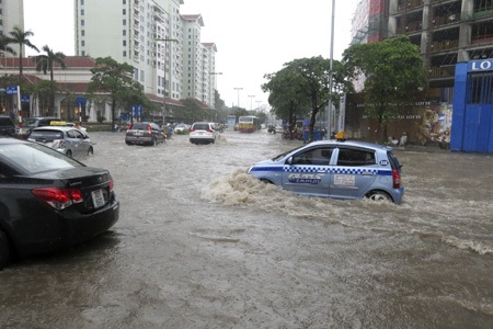 Mưa kinh hoàng, Hà Nội “chìm nghỉm” - 8 Rất nhiều xe máy chết máy giữa đoạn nước ngập và phải nhờ sự giúp đỡ.