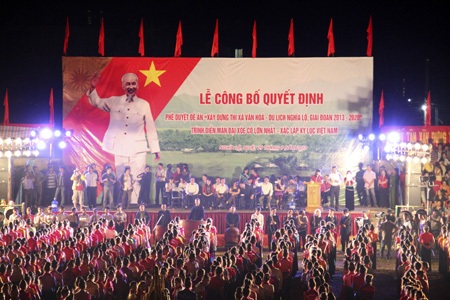 Màn đại xòe đã thu hút một lượng lớn khách du lịch đổ về thị xã Nghĩa Lộ.