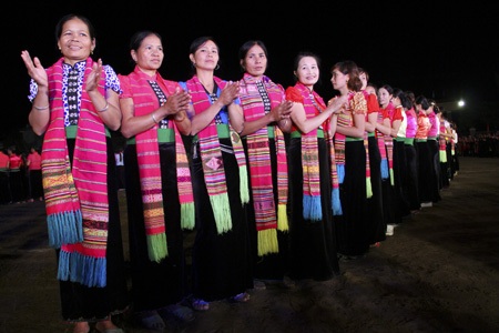 Màn đại xòe đã thu hút một lượng lớn khách du lịch đổ về thị xã Nghĩa Lộ.