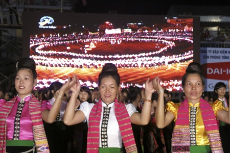 Màn đại xòe đã thu hút một lượng lớn khách du lịch đổ về thị xã Nghĩa Lộ.