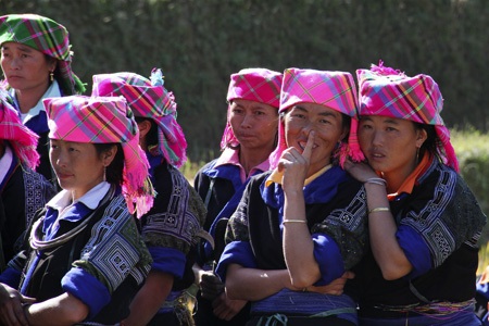 Những đôi tay khéo trên ruộng bậc thang Mù Cang Chải - 4 Thùng bằng gỗ vừa để đập lúa vừa để đựng thóc.