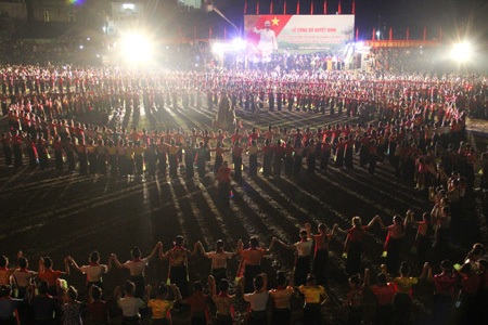 Cùng với 2.013 người tham gia múa xòe còn có 50 người của dàn nhạc cụ dân tộc.