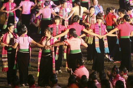 Màn đại xòe qui tụ 6 điệu xòe cổ: