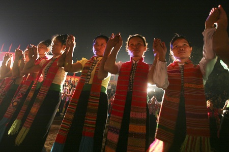 Múa xòe là một văn hóa đặc trưng của đa số đồng bào Nghĩa Lộ vốn ưa ca hát.